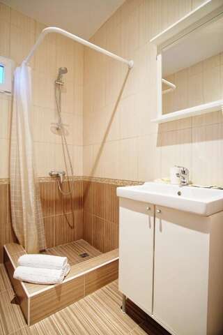 Отель Vesna Hotel Сухум Семейный двухкомнатный номер-3