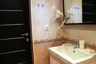 Отель Vesna Hotel Сухум Семейный двухкомнатный номер-7
